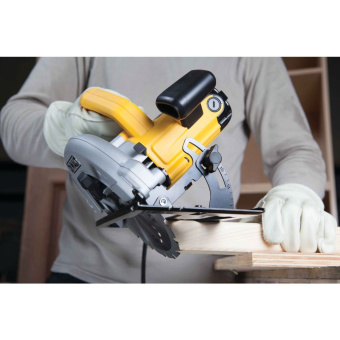 Пила циркулярная DeWalt DWE 560K-QS
